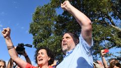 La secretaria general de ERC, Marta Rovira, y el expresidente del partido Oriol Junqueras, saludando en el acto de Cantallops, Gerona