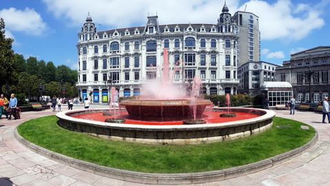 La fuente de la plaza de la Escandalera se ti�e de rojo por el D�a Mundial del Donante de Sangre