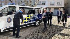 El alcalde, Jos� Tom�, present� la nueva furgoneta de la Polic�a Local de Monforte, un veh�culo adaptado para la realizaci�n de atestados de accidentes de tr�fico