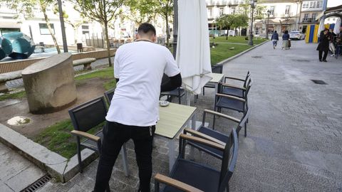 Un camarero trabajando en una terraza de Lugo