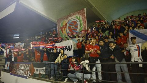 La afici�n unionista apoyando a su equipo en el estadio de O Couto.
