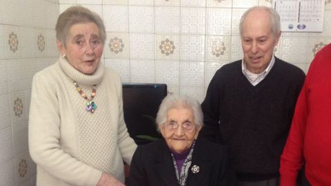 El matrimonio fallecido, Josefina Mart�nez (a la izquierda) y Teodoro D�az (derecha), durante la celebraci�n del 102 cumpleaa�os de la madre de Josefina en el a�o 2015