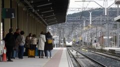 Pasajeros a la espera de un tren en la estaci�n de Monforte, en una foto de archivo
