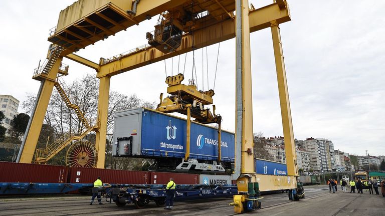 Termavi presenta el procedimiento de carga en vag�n VTG sistema pocket para transporte ferroviario y autopistas ferroviarias en las instalaciones de Transglobal