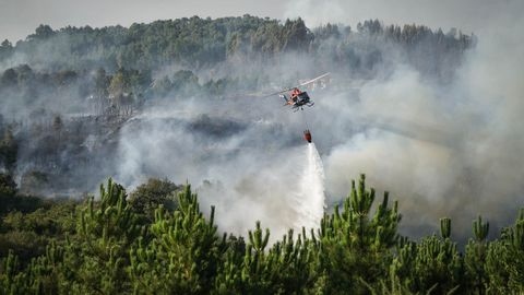 Imagen de archivo de las labores de extincin de un incendio forestal en la provincia de Ourense