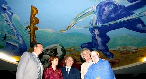 Costa (segundo por la derecha) con las personas que lo acompa�aron en la inauguraci�n del mural.