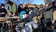 Civiles participan en un ejercicio militar organizado por el grupo ultraderechista Right Sector en Kiev.  