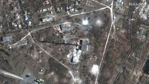 Imagen de satélite de la destrucción de una torre de radio y televisión en Izium, una ciudad situada en el río Donets, en el óblast de Járkov