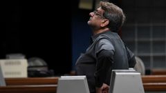 Un br�ker observa la evoluci�n de las cotizaciones y la escalada del precio del crudo.