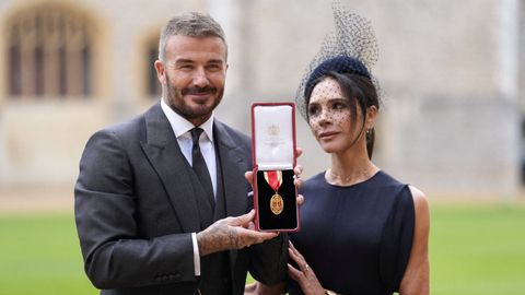 David Beckham, en su ceremonia de investidura como caballero junto a Victoria