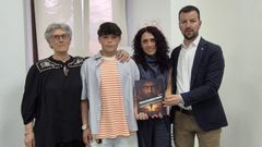 La escritora Roc�o Cal (que sostiene un ejemplar) present� en el Concello de Paderne Ciego de ojos, inmenso de coraz�n. La recaudaci�n de la venta de ejemplares se destinar� a la Unidade de Tratamento de Alcol e Condutas Adictivas (Utaca). Sergio Platas quiso apoyar a la autora en este momento