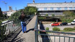 La pasarela peatonal que ser� demolida sobrevuela la avenida de Compostela y desemboca en los aleda�os del estadio de Pasar�n