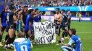Los jugadores argentinos, con la pancarta de las islas Malvinas