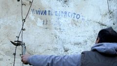 La pintada, borrada en parte por el paso del tiempo, puede verse en una casa abandonada de la parroquia de Esperante