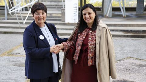 Carmen Garc&iacute;a (a la izquierda) y Bel&eacute;n Rubio (a la derecha) se dieron un apret&oacute;n de manos tras conocer que pasar&aacute;n a la segunda vuelta de las elecciones.