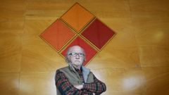 Loureiro posa delante del cuadro sin t�tilo y de estilo minimalista que hace ya casi dos d�cadas cedi� por tiempo indefinido a la Facultad de Humanidades