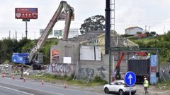 Demolicin de una nave junto a la avenida de Alfonso Molina.