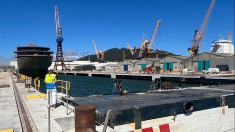El crucero de lujo Sefu, encargado por la naviera japonesa Ryobi Holdings, en su llegada al nuevo dique seco de West Sea.