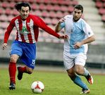 El centrocampista Rodri  y el ariete azul y blanco Marcos Su�rez pugnan por el bal�n.