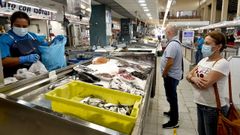 Clientes este mi�rcoles, en una de las pescader�as del mercado de Teis, en Vigo