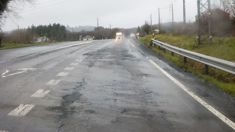As� est� la N-540 en el tramo que va de Lugo a O Picato: baches, parches destrozados y asfalto estriado