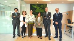 El director general de Caja Rural de Asturias, Antonio Romero, el director de zona Jes�s Bello y el director de la oficina de Cabez�n de la Sal, David Fl�rez, con su equipo