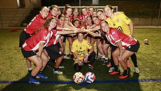 La plantilla del Atl�tico San Pedro Femenino posa en los instantes previos a un entrenamiento.