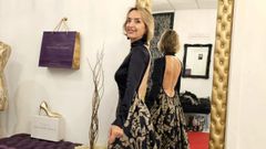 Luz L�pez, Miss Abuela de Galicia, con dise�o de Javier Barrio en su��atelier� de Pontevedra