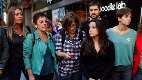 La diputada de Candidatura de Unidad Popular (CUP) en el parlamento catal�n, Mar�a Sirvent (2d), junto a la vicepresidenta de PdeCAT, M�riam Nogueras (i), a la diputada de ERC en el Congreso, Marta Rosique (d), y a la diputada por EH Bildu en el Congreso, Mertxe Aizpurua (2i), esperan este jueves ante la Audiencia Nacional en Madrid donde ha acudido, junto a otros pol�ticos independentistas, para dar apoyo a los siete miembros de los CDR detenidos el pasado lunes por los supuestos delitos de rebeli�n