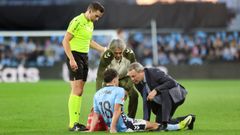 Pablo Dur�n, atendido por el doctor Cota y Ernesto Vieito durante el Celta-Mallorca en presencia del colegiado Guzm�n Mansilla.
