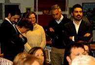 <span lang= es-es >La cara nueva</span>. Los candidatos esperaban de pie su entrada al �escenario� mientras hablaba el anfitri�n, el alcalde de A R�a y candidato, Avelino Garc�a. De izquierda a derecha: Mois�s Blanco, Mar�a Jesusa Candal, Mar�a del Carmen Gonz�lez, El�as Rodr�guez y Juan Anta, el nuevo, que aspira a la alcald�a de A Veiga. 