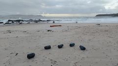 Cacharros del pulpo en la playa de Pragueira, en Sanxenxo