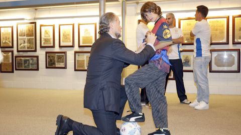 Juan Carlos Escotet firma un aut�grafo a un joven aficionado