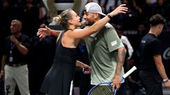 Sabalenka y Kyrgios se abrazan tras��la batalla de los sexos�.