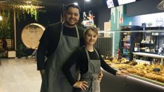 Daniela Ocnasu y Marcos Jos� Palomino Osorio en su nuevo local, Pecora Nera, en la calle Ervedelo de Ourense