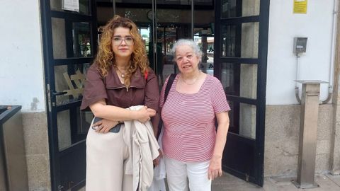 Sara Rodríguez saliendo de las oficinas de Renfe con su madre