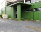 <span lang= es-es >Carencia de rampa de acceso en el pabell�n</span>. La entrada del nuevo polideportivo carece de una rampa que permita el acceso al vest�bulo de las instalaciones. 