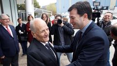Gonzalo Caballero saluda al presidente de Bonilla a la Vista en un acto de precampa�a celebrado este jueves en Arteixo
