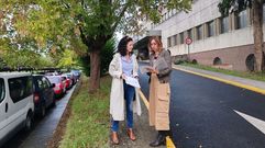 Raquel Arias, a la derecha, y Katy Varela, delante del Hospital P�blico de Monforte