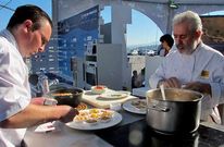 Gabriel Bea, del Solaina, protagoniz� la sesi�n de cocina en vivo en la Festa do Marisco.