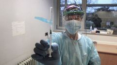 Una enfermera del centro de salud de Monforte muestra una jeringuilla con la vacuna contra el covid-19 preparada en los primeros d�as de la vacunaci�n masiva contra esta enfermedad