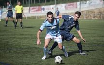 La aplastante victoria ante el Dumbr�a sit�a al Estudiantil como l�der de la Preferente Norte. 