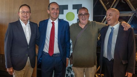 Los socios con 40 años de trayectoria profesional, Adolfo Agra, Luis Javier Cascón y Santiago Lirolla, con el presidente del Colegio de Mediadores de Seguros, Juan Manuel Sánchez-Albornoz.