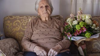 Consuelo Garc�a de Vicu�a Gonz�lez, que acaba de cumplir 106 a�os,  es la vecina de mayor edad en Sanxenxo