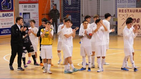 Los futbolistas noieses agradecen el apoyo del p�blico tras finalizar un encuentro.