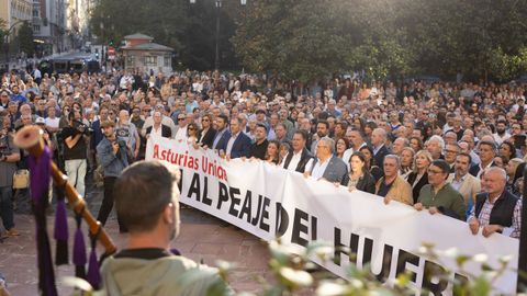 Varias personas con una pancarta, durante la manifestaci�n en contra del peaje del Huerna, a 17 de octubre de 2025, en Oviedo, Principado de Asturias (Espa�a). 