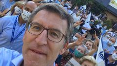 El selfi del candidato. Alberto N��ez Feijoo, ayer en un encuentro en Pontevedra