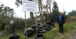 El alcalde de Vilarmaior (derecha) muestra el vertido junto al cartel que proh�be arrojar residuos. 
