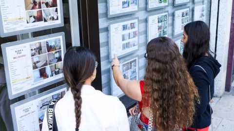 J�venes en busca de piso, en una inmobiliaria de Santiago