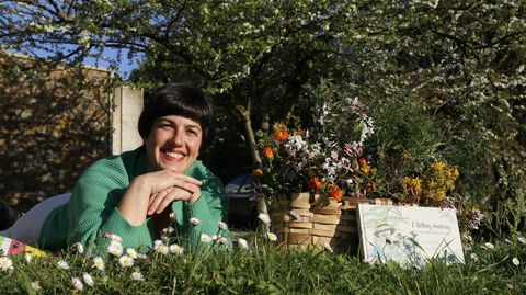 Rosal�a Berm�dez posa en el parque de Belv�s con un libro que empez� a crecer all� mismo y que esta tarde presenta en la librer�a Couceiro. �7 Herbas m�xicas�, ilustrado por Nanda Cabaleiro, fue publicado a finales del 2021 y en su primera presentaci�n en Santiago (en Lila de Lilith) �quedouse xente f�ra, polo que ti�amos que repetir na cidade convocatoria�, dicen.